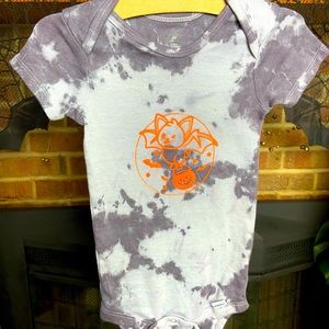 🟡 3/$20 24 Months Tie Dye Orange Bat Halloween Onesie, Black & Gray Tie Dye